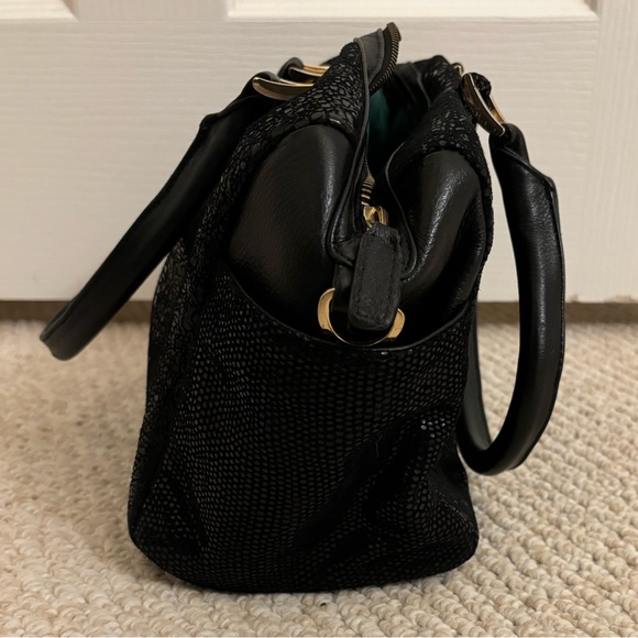 KELLY WYNNE I Duffle Dare You Handbag in Black Serpentine - Picture 6 of 13